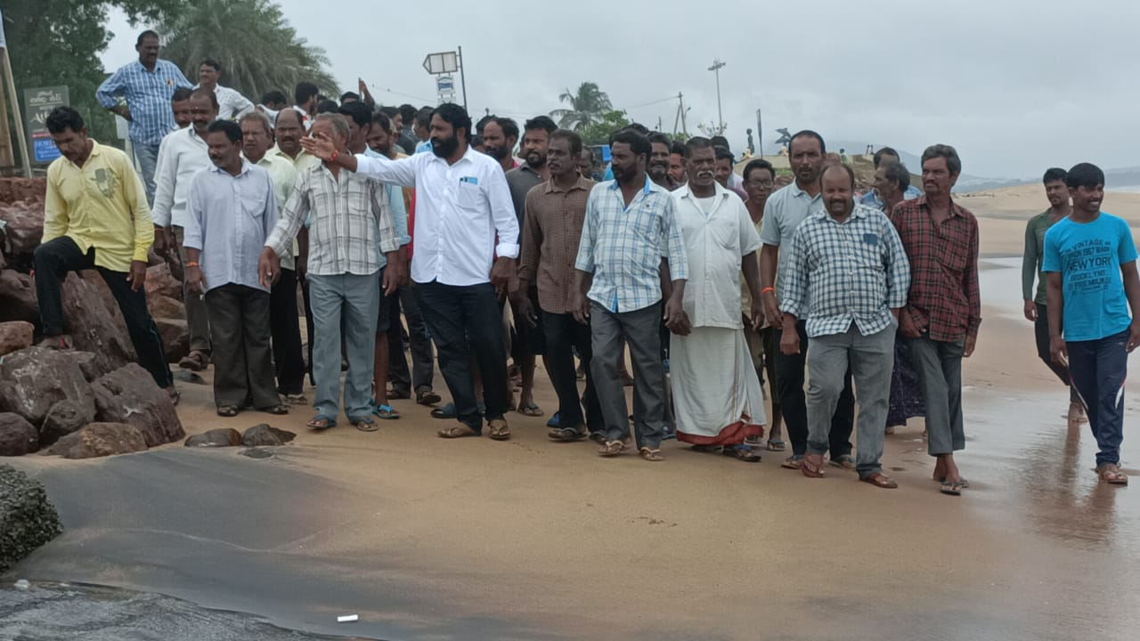 తీరం కోతతో మత్స్యకారుల ఆందోళన