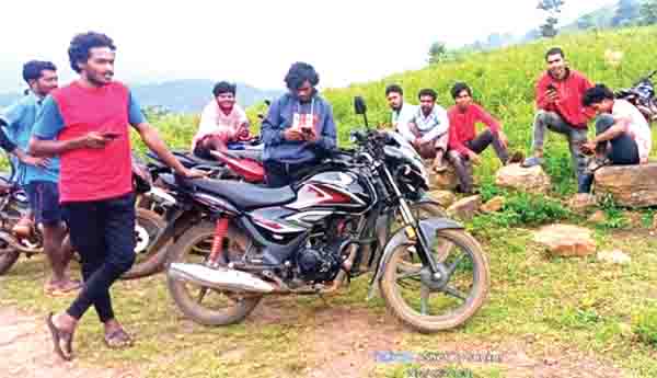 సెల్‌ సిగల్స్‌ కోసం గిరిజనుల పడిగాపులు