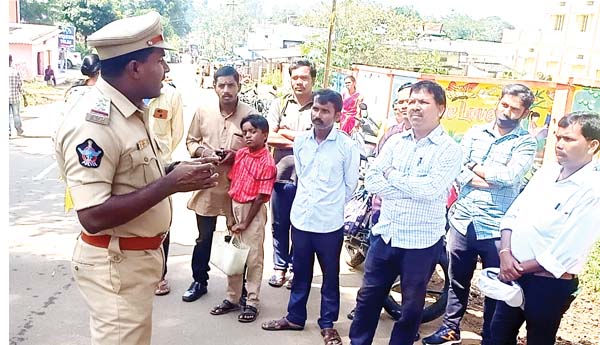 వాహనదారులతో మాట్లాడుతున్న సిఐ