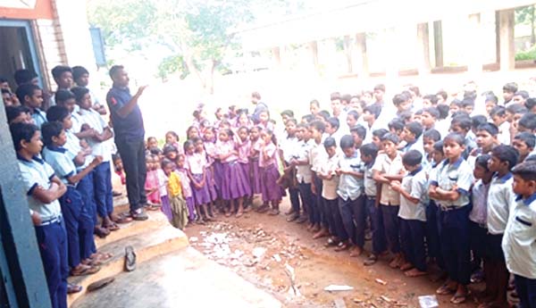 కాస్మోటిక్స్‌ పంపిణీ చేయాలి