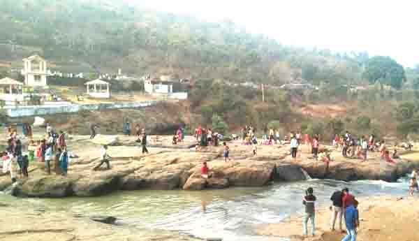 చాపరాయిలో పర్యాటకుల సందడి