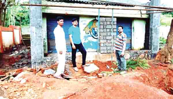   అరకు సంత బయలులో అక్రమ కట్టడాలు