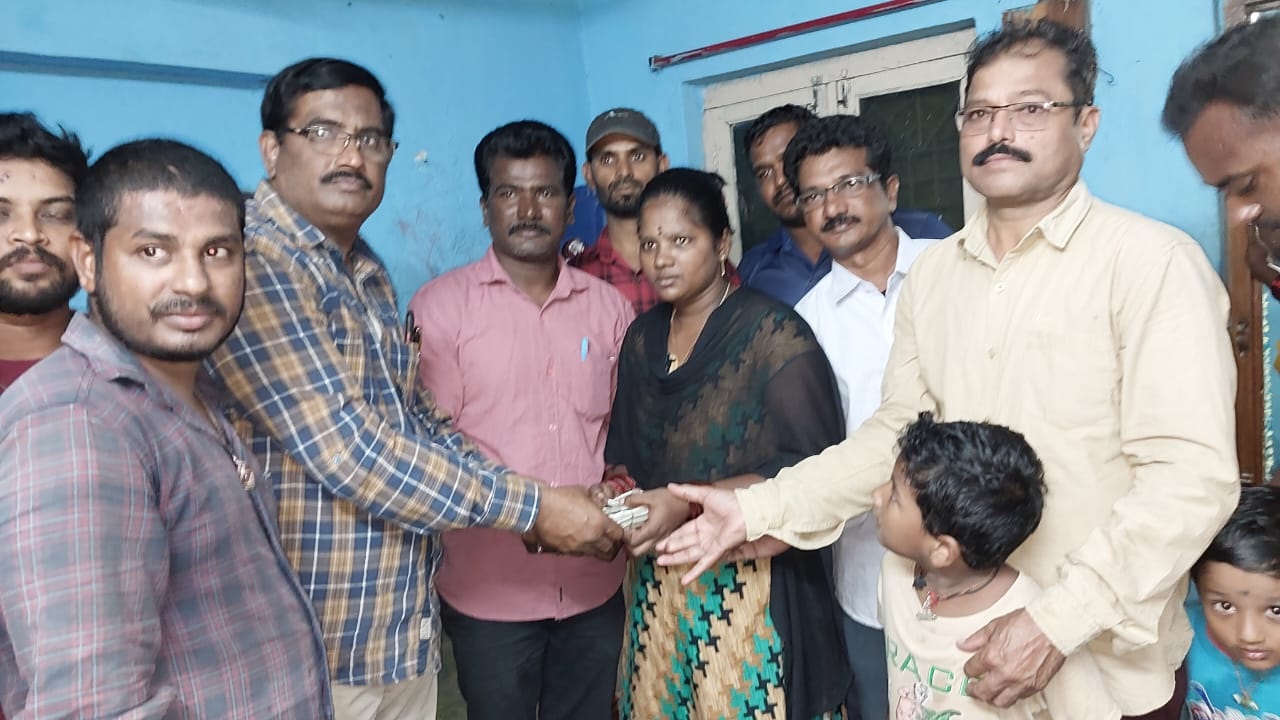 మృతుని కుటుంబానికి తోటి కార్మికుల అండ