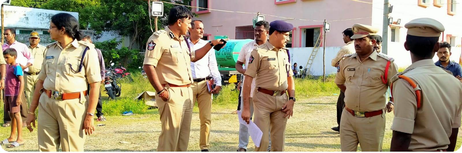 బాణాసంచా దుకాణాలు పరిశీలించిన సిపి
