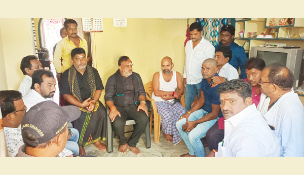 Former-MLA-Peela-Govinda-Satyanarayana-Paramarsha-for-the-family-of-a-TDP-activist
