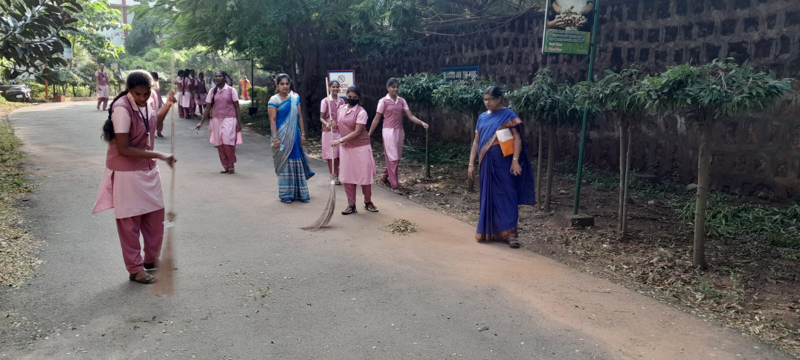 క్లీన్‌ ఇండియా క్యాంపెయిన్‌లో విద్యార్థులు