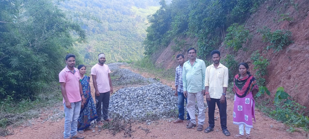 రెండేళ్లుగా రోడ్డు మధ్యలోనే మెటల్‌ కుప్పలు రాకపోకలకు ఇక్కట్లు