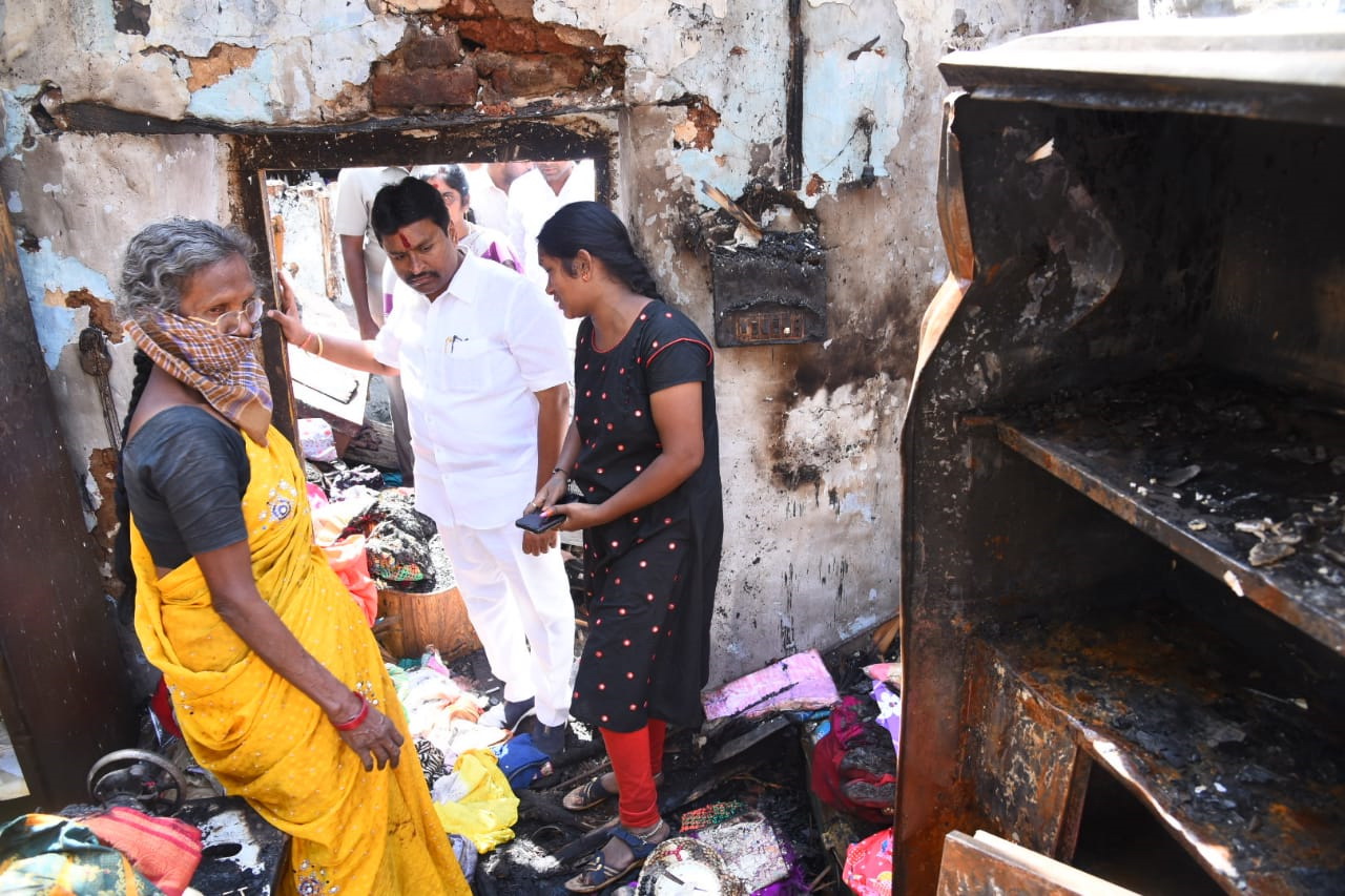 టపాసులు పడి పూరిపాక దగ్ధం