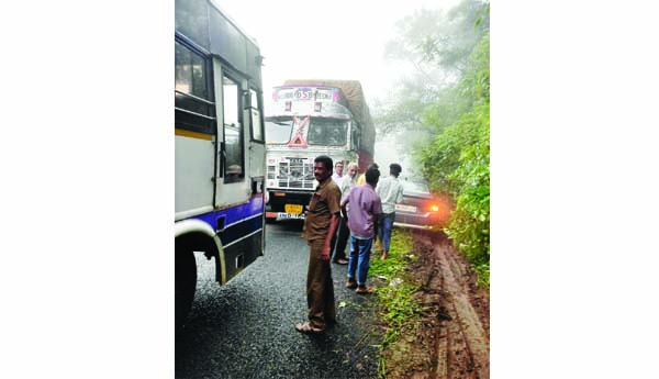 ఘాట్‌ రోడ్డులో అడ్డంగా నిలిచిపోయిన లారీ