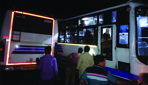 ఇరుకైన ఘాట్‌ రోడ్డుతో ఇబ్బందులు