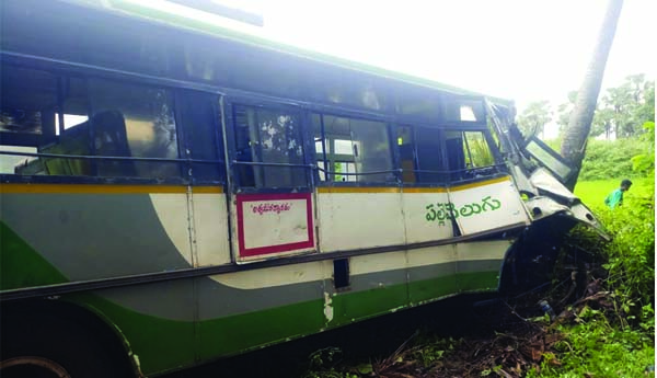 అదుపుతప్పి చెట్టును ఢకొీన్న ఆర్టీసీ బస్సు
