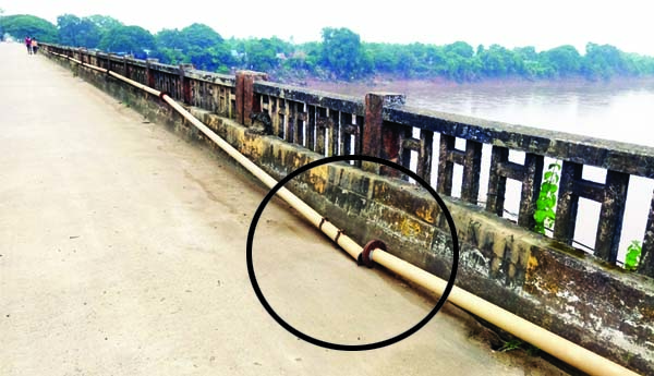 శబరి బ్రిడ్జిపై పైపులైన్‌ను కట్‌ చేసిన దుండగులు