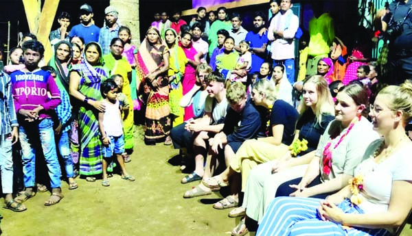 ఎఒబిలో జర్మనీ దేశస్తుల పర్యటన