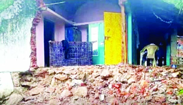 భారీ వర్షాలకు కూలిన ఇల్లు