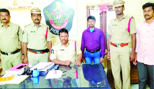  మావోయిస్టు దళ సభ్యుడు లొంగుబాటు