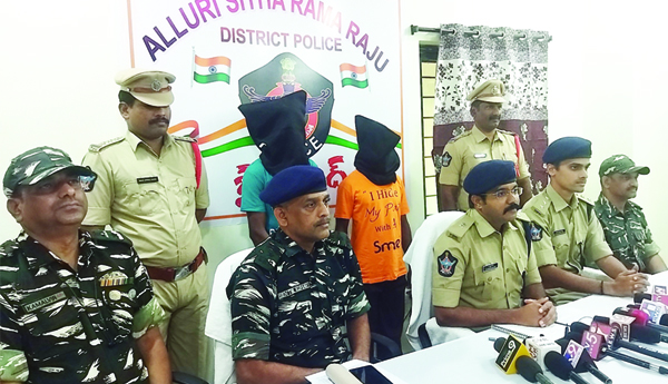 పోలీసులకు పట్టుబడిన మావోయిస్టులు