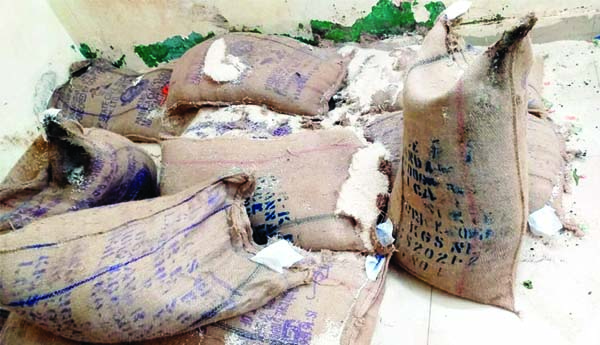 పాడైపోయిన 7 క్వింటాళ్ల వరద సహాయ బియ్యం