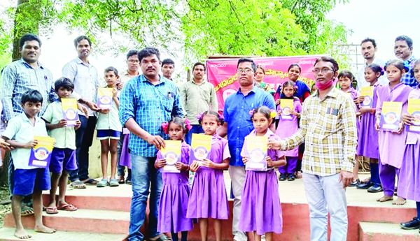 యుటిఎఫ్‌ ఆధ్వర్యాన విద్యార్థులకు నోట్‌ పుస్తకాలు పంపిణీ