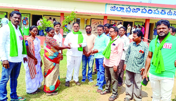 మిడ్డేమీల్స్‌ కార్మికుల పెండింగ్‌ వేతనాలకు ఎమ్మెల్సీకి వినతి