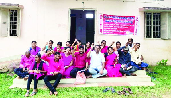 సమస్యలపై విఒఎల ధర్నా