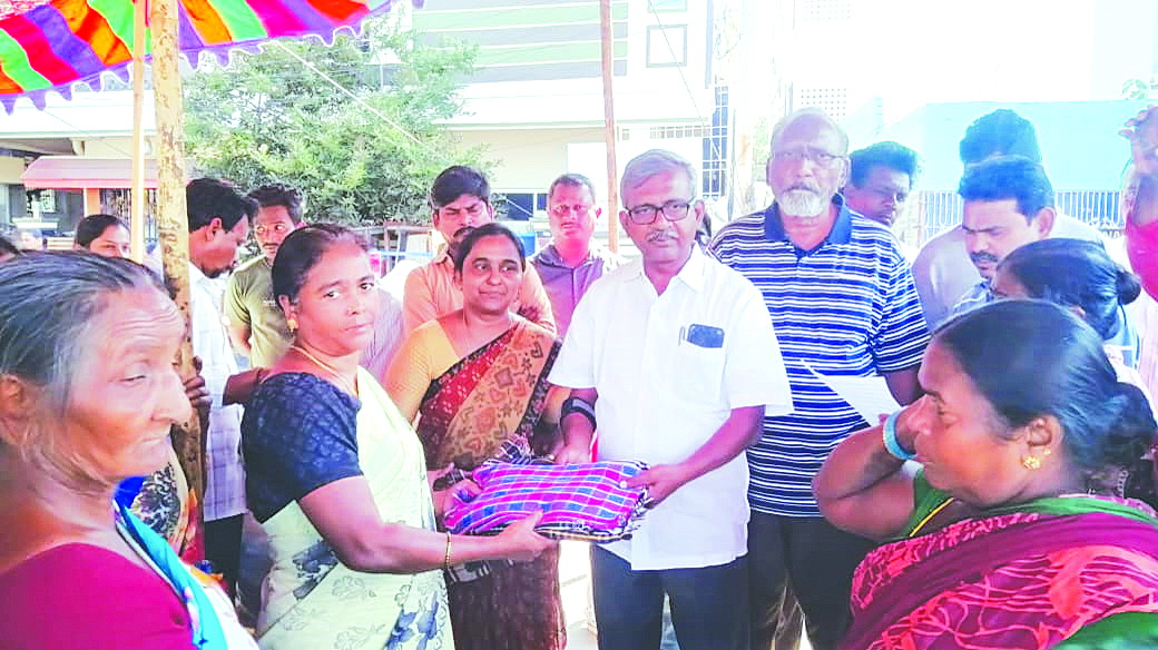 రెండు వేర్వేరు ఘటనల్లో 16 ఇళ్లు దగ్ధం