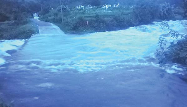  భారీ వర్షాలతో రోడ్లు జలమయం