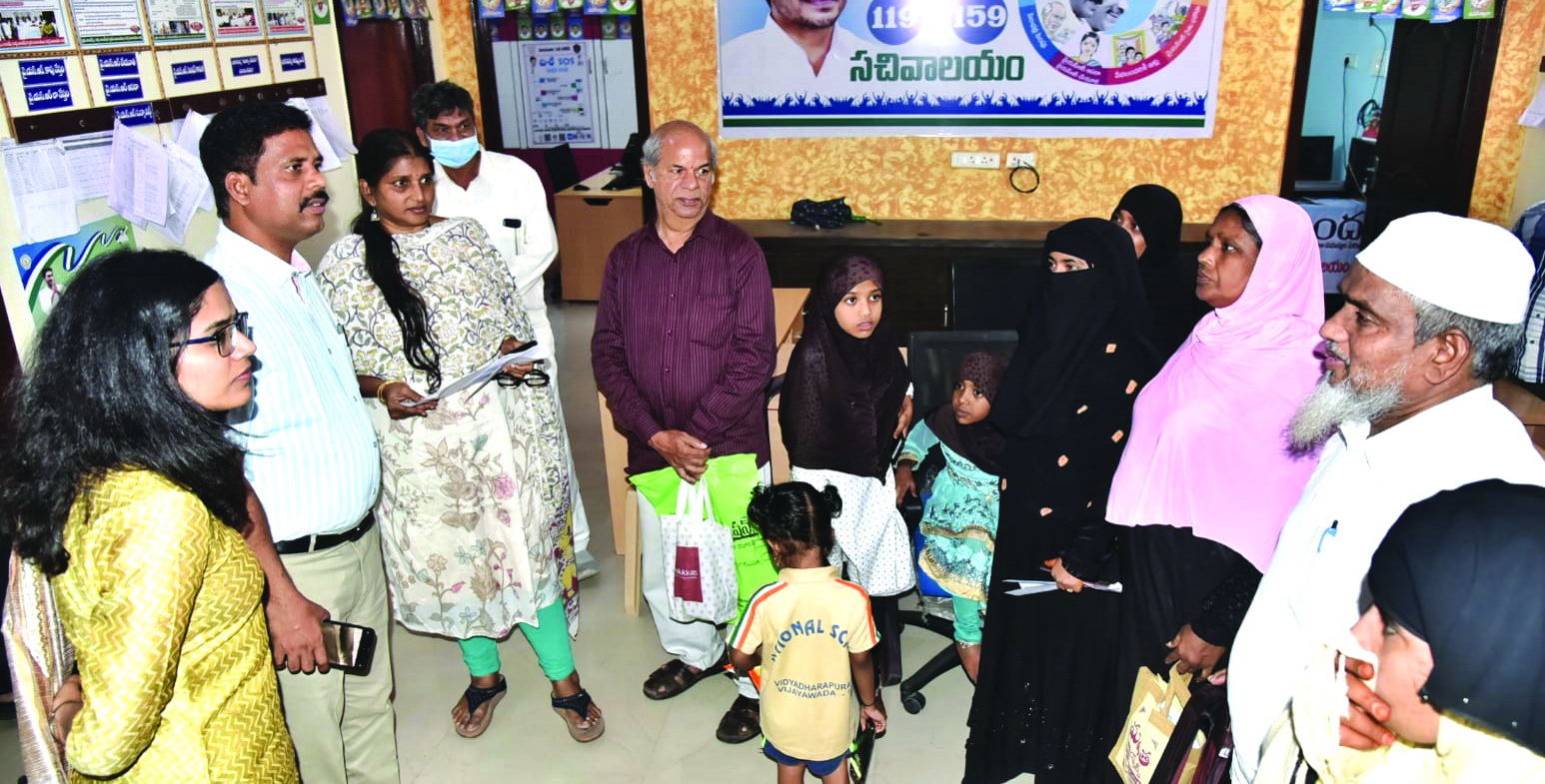 ఆధార్లో మార్పులకు సచివాలయాల్లో ఏర్పాట్లు : కలెక్టర్‌