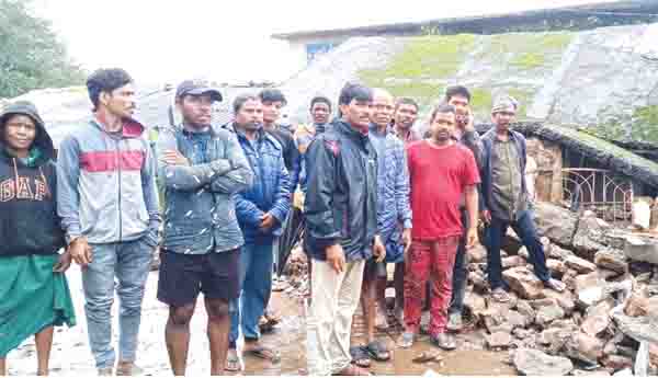 వర్షాలకు కూలిన ప్రభుత్వ పాఠశాల భవనం