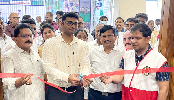 రక్తదానం చేసిన జాయింట్‌ కలెక్టర్‌ కె.ఎస్‌. విశ్వనాథన్‌