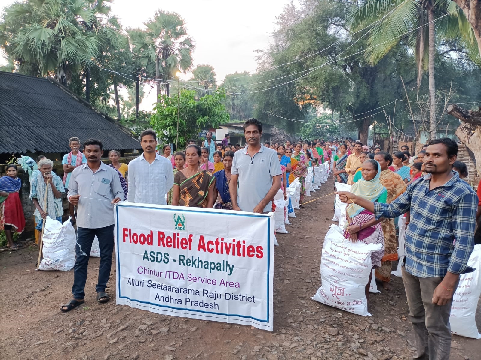  288 మందికి నిత్యావసరాల కిట్లు