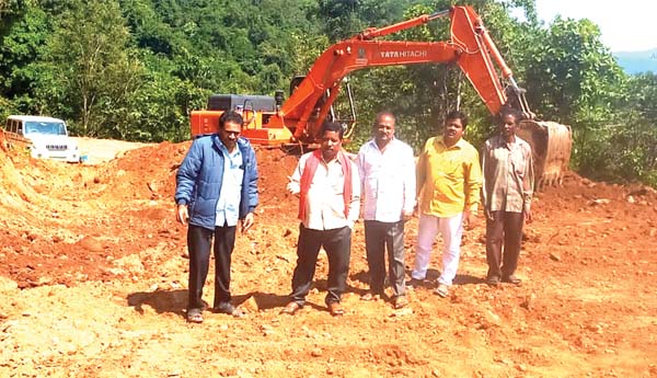 రోడ్డు పనులు జెడ్‌పిటిసి గంగరాజు పరిశీలన