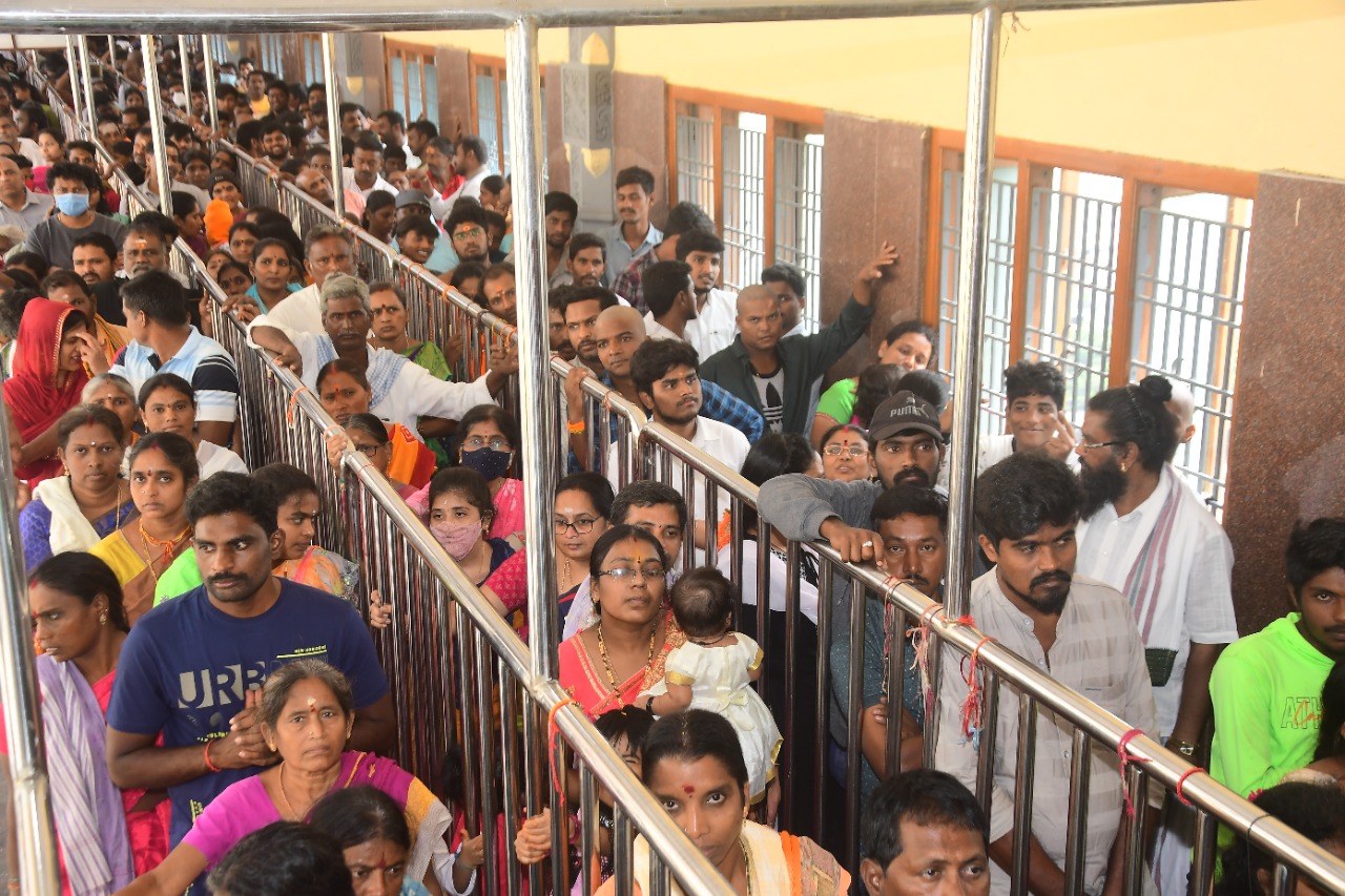 దుర్గగుడికి పోటెత్తిన భక్తులు