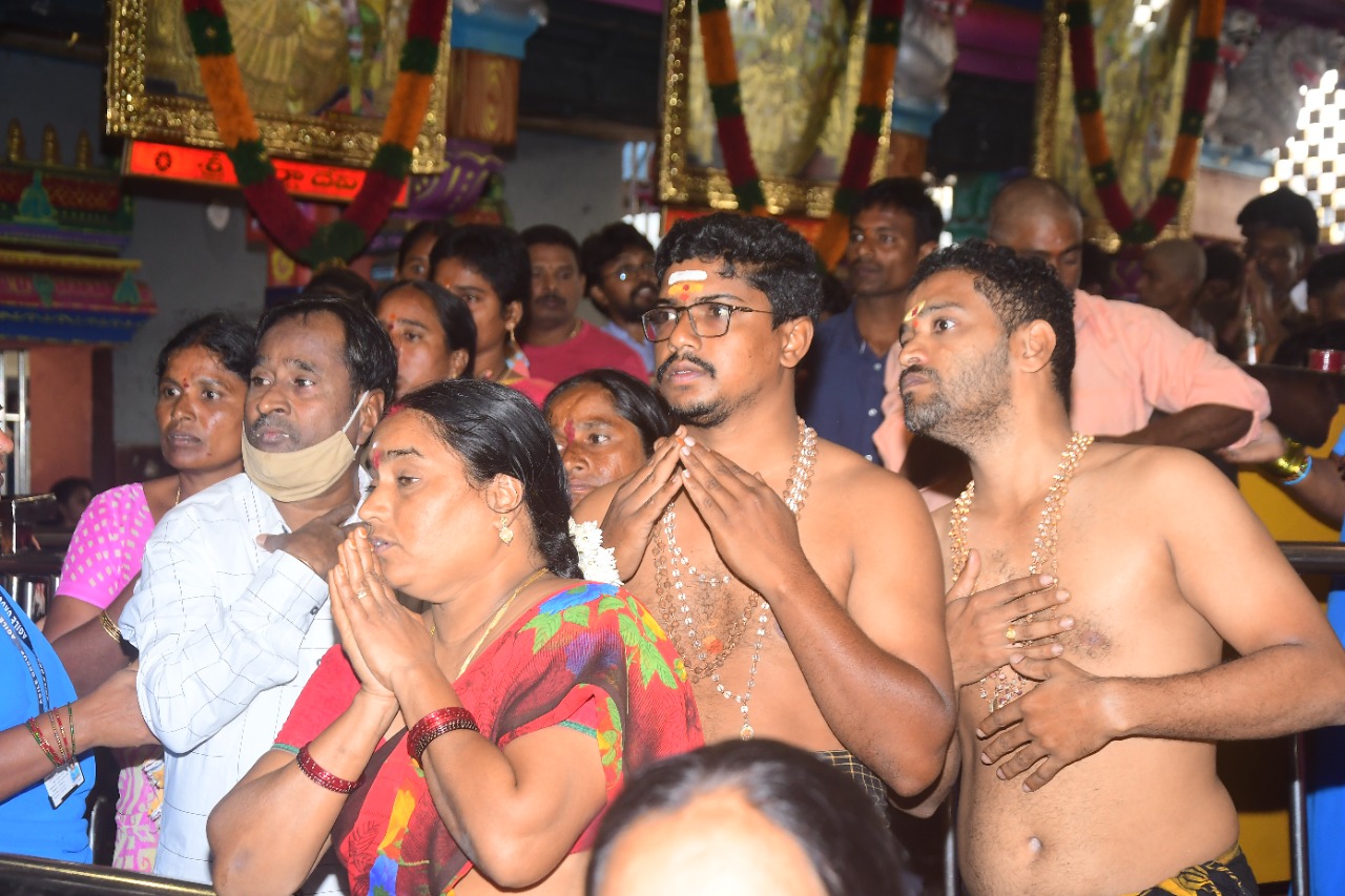 దుర్గమ్మ దర్శనానికి పోటెత్తిన భక్తులు