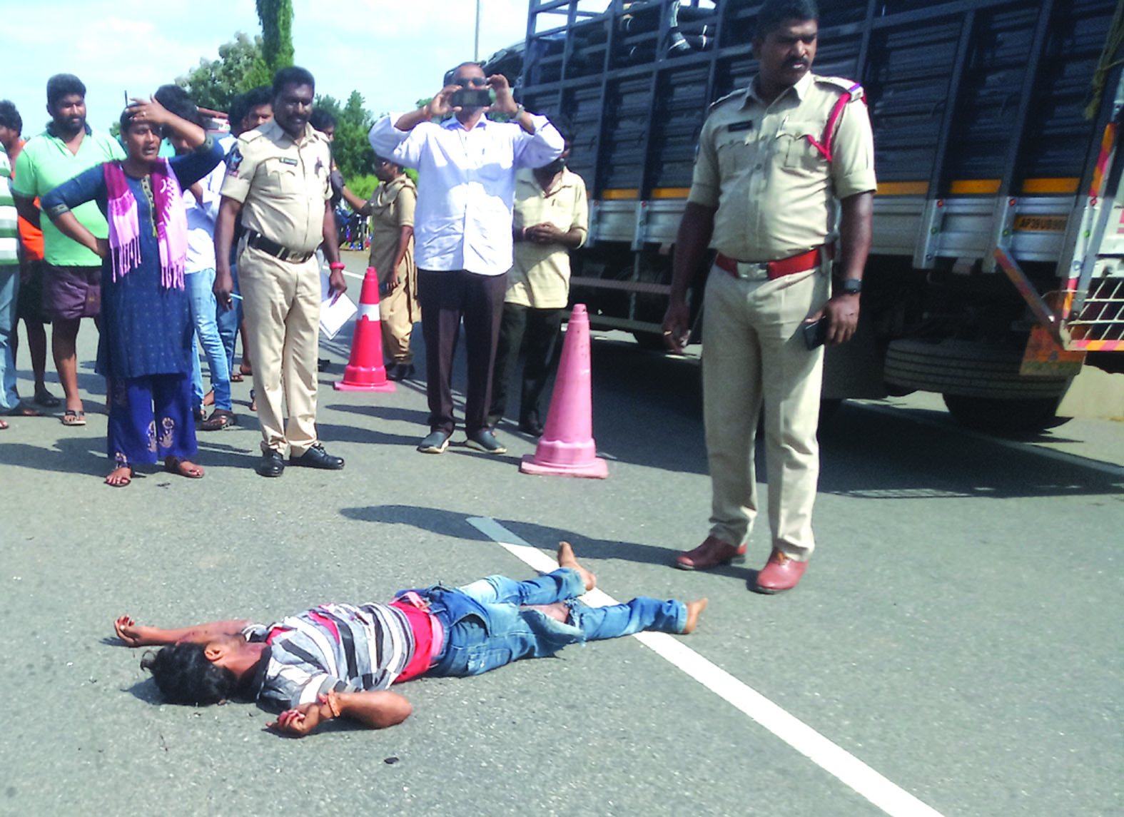 రోడ్డు ప్రమాదంలో యువకుడి దుర్మరణం