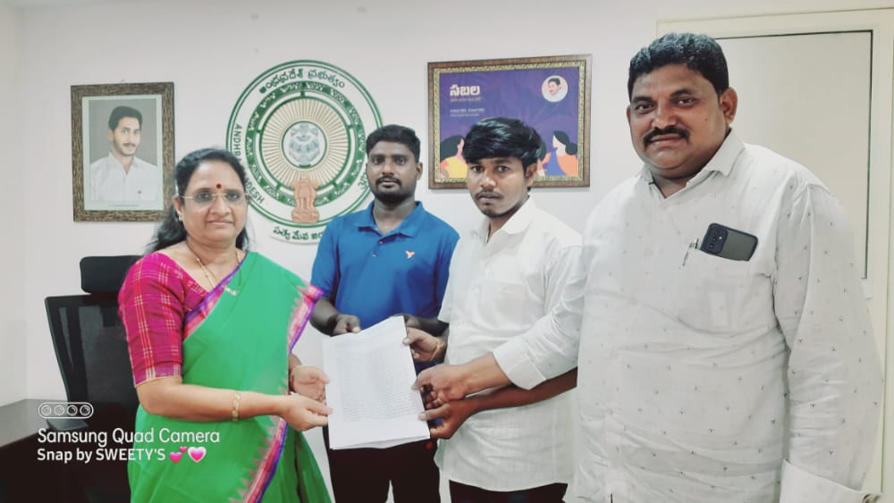 న్యాయం చేయాలని మహిళా కమిషన్‌కు వినతి