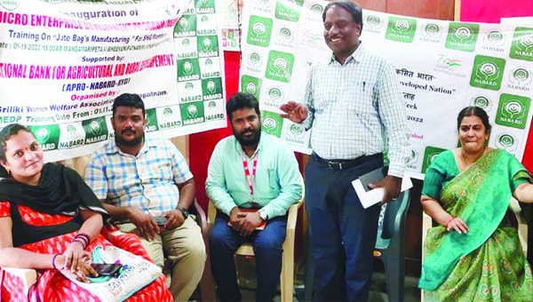 జ్యూట్‌ సంచుల తయారీలో మహిళలకు శిక్షణ