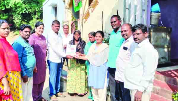 వైఎస్‌ఆర్‌ బీమా అందజేత