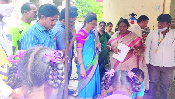 పలు స్కూళ్లలో జెడ్‌పి చైర్‌పర్సన్‌ ఆకస్మిక తనిఖీ