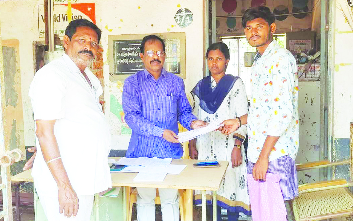 ఓటుకు ఆధార్‌ అనుసంధానం తప్పనిసరి