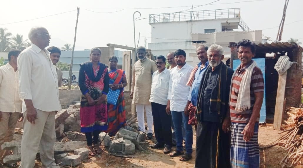  నిరుపేద ఇళ్లు కూల్చేయడం దుర్మార్గం