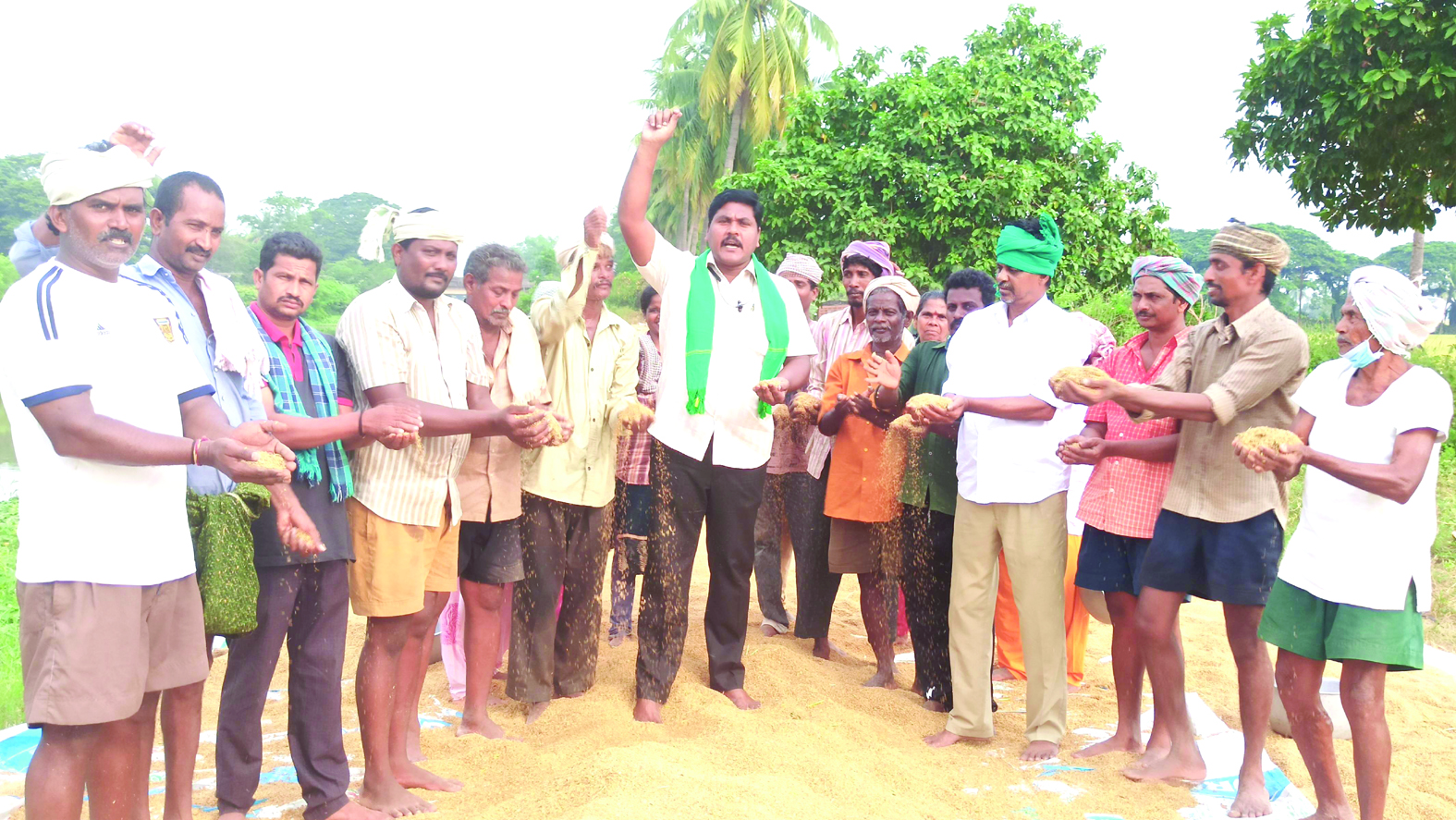 ధాన్యం కొనుగోలులో తేమ శాతం నిబంధనలు సడలించాలి