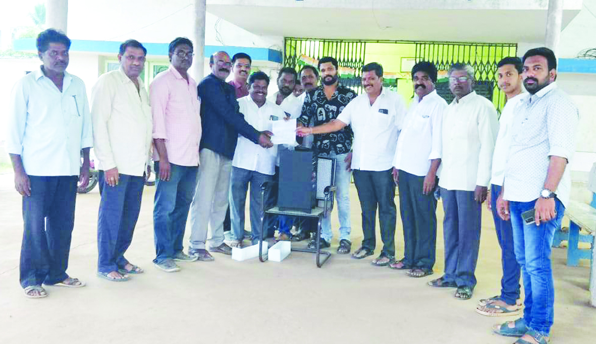 గ్రంథాలయ అభివృద్ధికి సొసైటీ సాయం అభినందనీయం