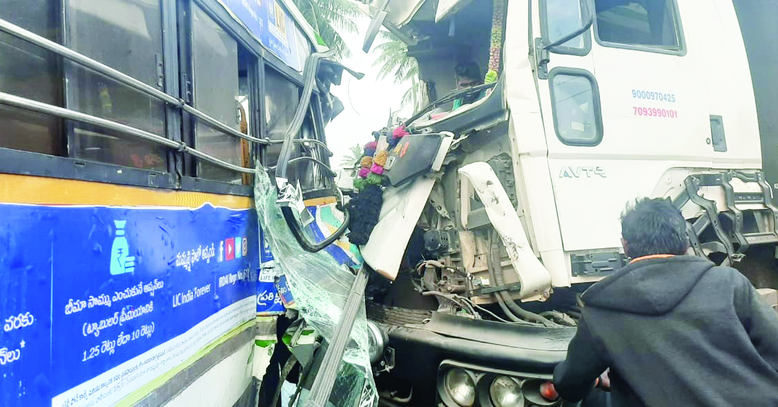 ఆర్‌టిసి బస్సు, టిప్పర్‌ లారీ ఢ