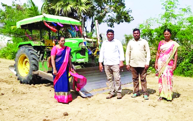అక్రమ లేఅవుట్‌లో చదును పనుల అడ్డగింత