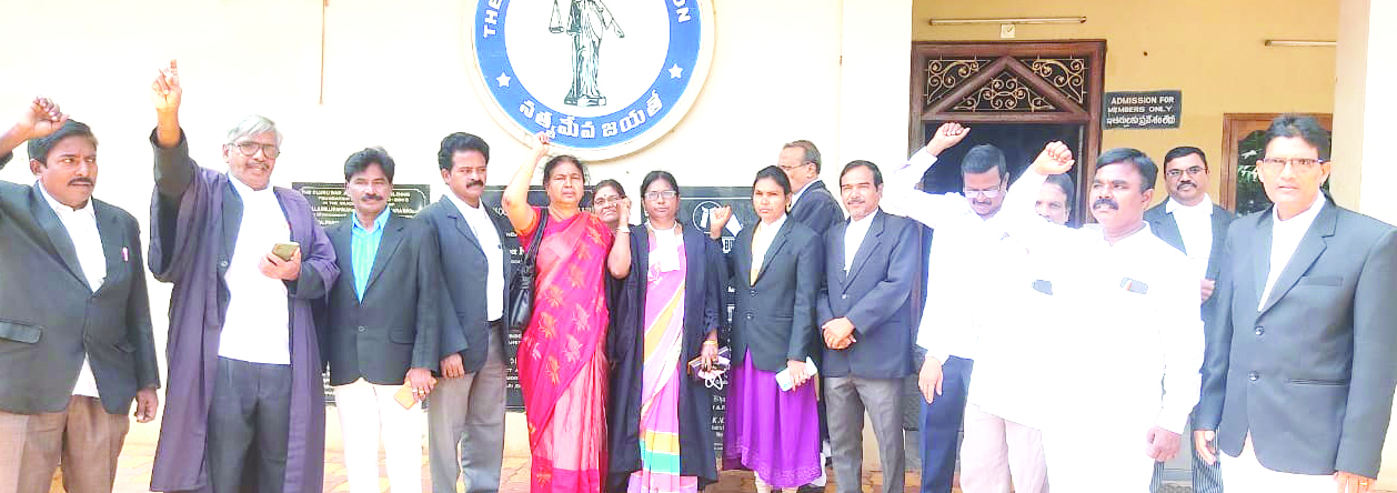 మహిళలకు గరికపాటి క్షమాపణ చెప్పాలి