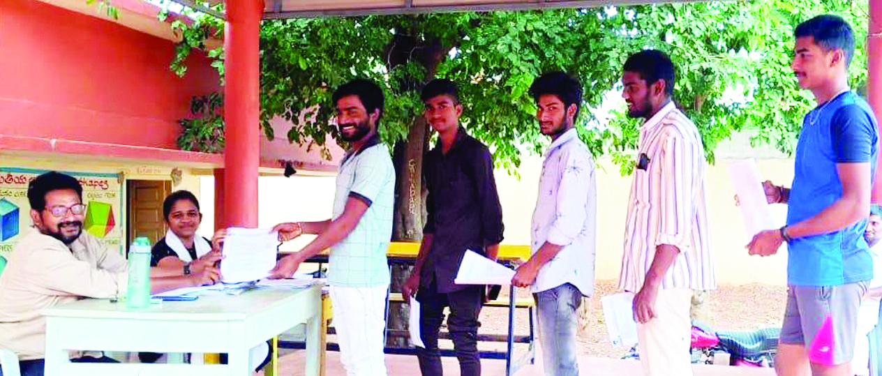 ఓటు హక్కు కోసం యువత క్యూ