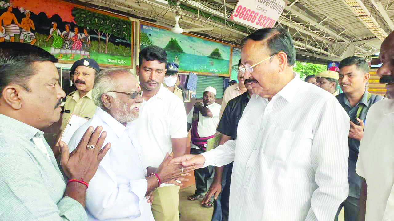 ఏలూరుకు మాజీ ఉపరాష్ట్రపతి వెంకయ్య నాయుడు