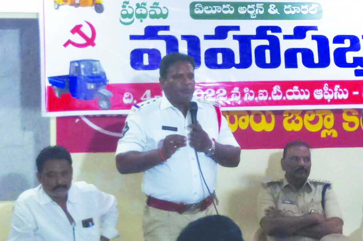 ప్రమాదాల నివారణకు ఆటో డ్రైవర్లు సహకరించాలి