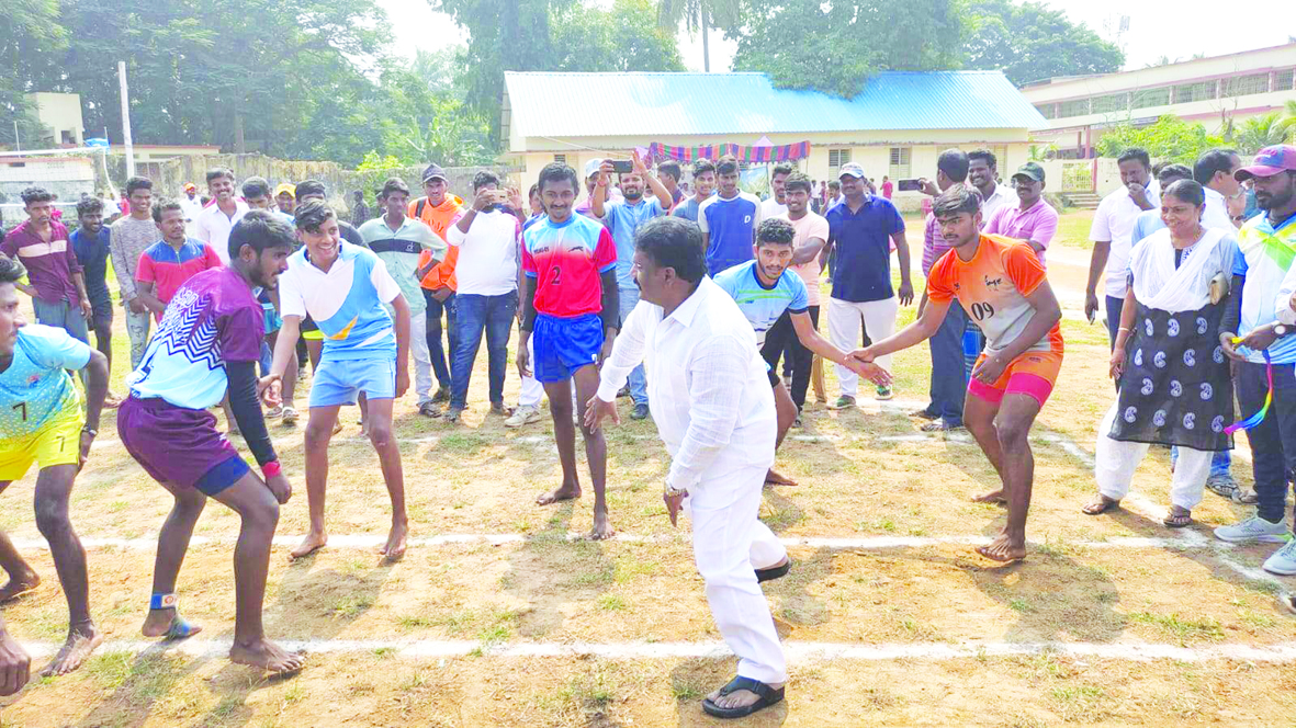 విద్యార్థులు క్రీడల్లోనూ రాణించాలి