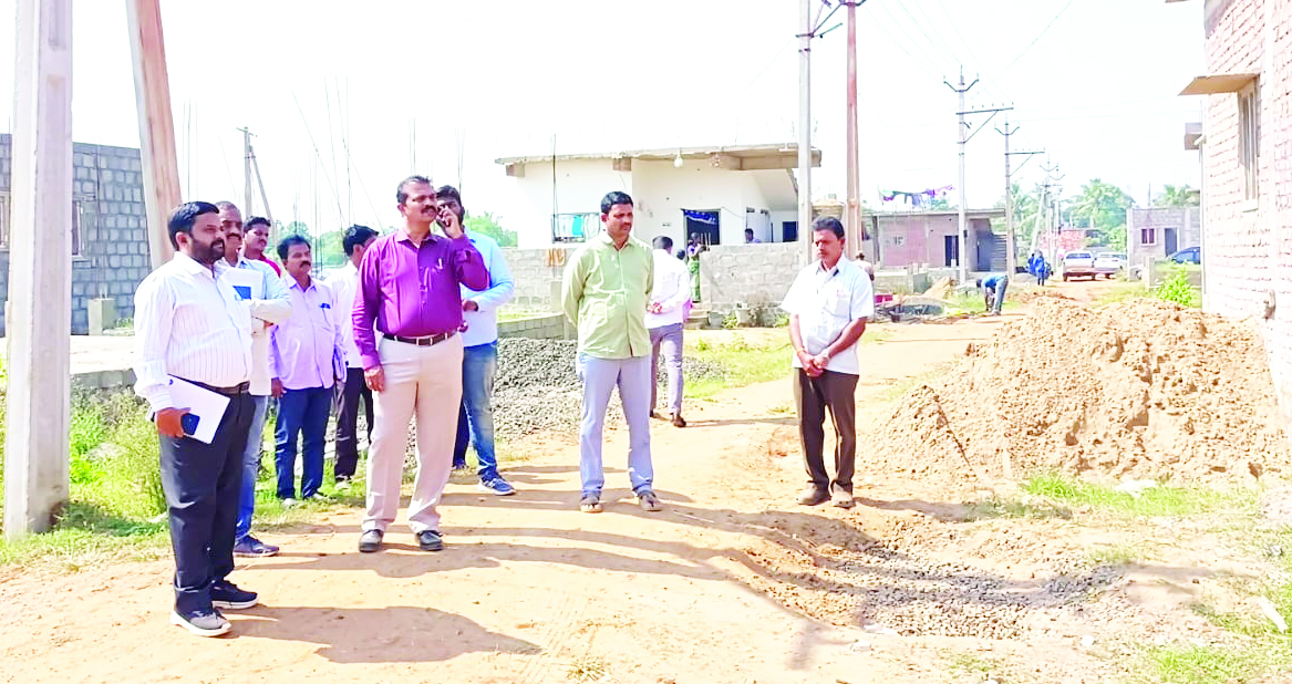 కాలనీ ఇళ్లకు త్వరితగతిన విద్యుత్‌ కనెక్షన్లు